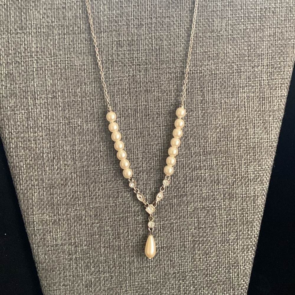 Two faux pearl necklaces - 1 vint goldtone floral 13” & 1 silvertone modern 18” - Picture 2 of 8